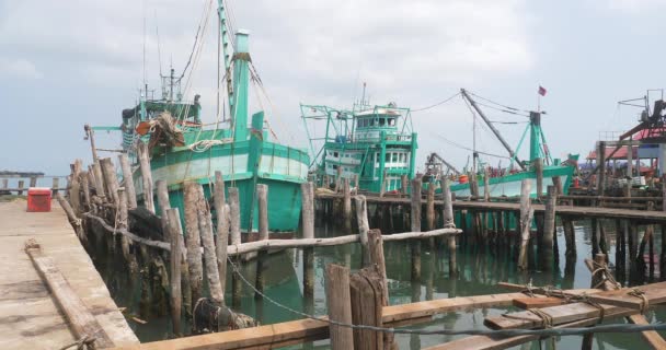 Close Wooden Fishing Boats Quayside Small Port — Vídeo de Stock
