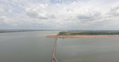 Geri geri uçun. Uzun bambu köprüsü Kampong Cham şehrine bağlanıyor. Koh Penh adasına. 
