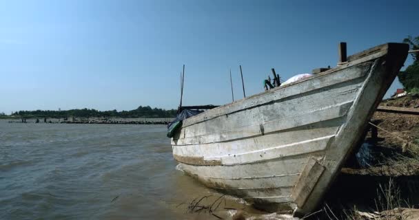 Nehir Kıyısındaki Bağlı Bir Ahşap Tekne Yay Üzerinde Yer Seviyesindeki — Stok video