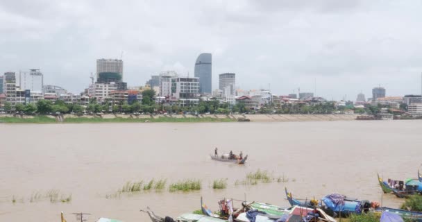 Vissers Een Kleine Boot Trekken Een Net Mekong Rivier Phnom — Stockvideo
