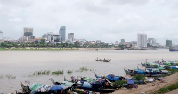 Nelayan Dengan Perahu Kecil Menarik Jaring Sungai Mekong Barisan Perahu — Stok Video
