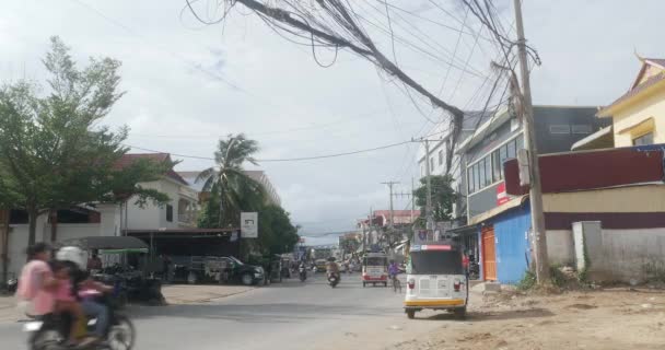 Phnom Penh Camboja 2023 Avião Voando Sobre Uma Rua Cortada — Vídeo de Stock