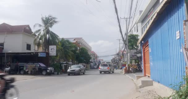 Phnom Penh Camboya 2023 Avión Sobrevolando Una Calle Cuervos Capital — Vídeos de Stock