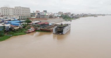 Geminin nehir kıyısı boyunca yüzen kuru rıhtıma olan uzaklığı ayarlandı. Arkaplan olarak Phnom Penh sermayesi 