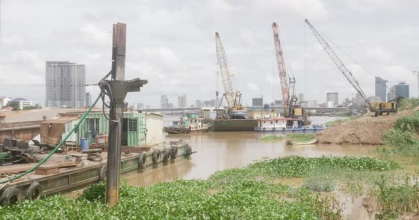 Borrkärra Rigg Maskin Planterade Flodbädden Förgrunden Kranpråmar Längs Flodstranden Phnom — Stockvideo