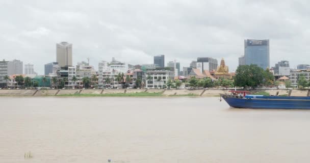 Пустая Баржа Плывущая Реке Меконг Пномпень Столица Качестве Фона — стоковое видео