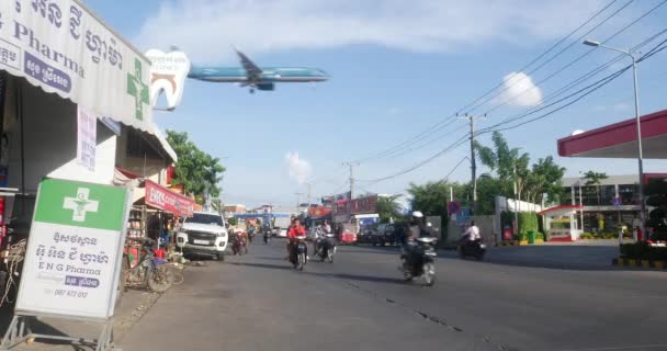 Phnom Penh Cambodja 2023 Vietnam Airlines Vliegtuig Vliegt Een Kraaienstraat — Stockvideo
