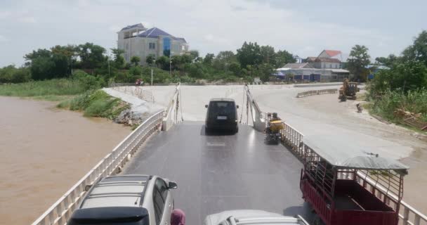 Πνομ Πενχ Καμπότζη 2023 Επιβίβαση Μαύρου Αυτοκινήτου Στο Πλοίο — Αρχείο Βίντεο