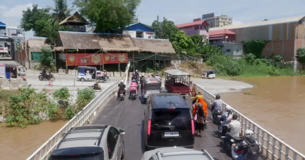 Phnom Penh Cambodge 2023 Véhicules Motos Sortant Ferry — Video