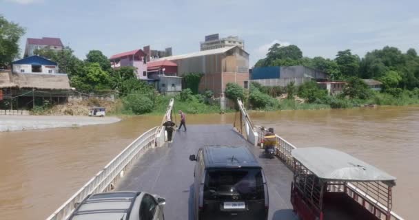 Phnom Penh Cambodgia 2023 Barcă Feribotul Încărcată Vehicule Care Ajung — Videoclip de stoc