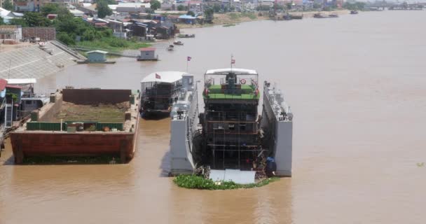 프놈펜 캄보디아 2023 햇볕이 강둑을 떠다니는 건조한 선창에 설치됩니다 — 비디오