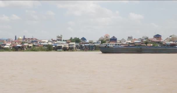 Leere Lastkähne Auf Dem Mekong Muslimische Dörfer Als Kulisse — Stockvideo