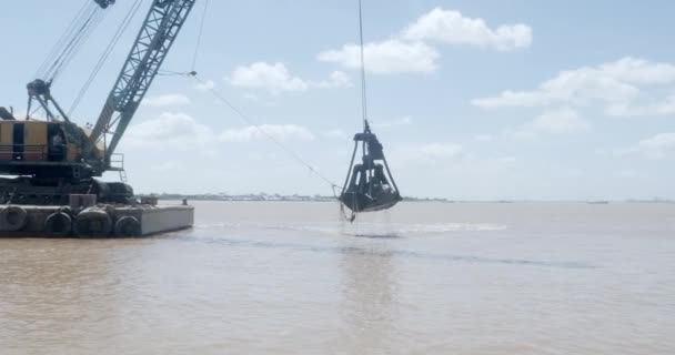 Dragi Kubełkowe Zamontowane Barce Usuwają Osad Jednej Części Rzeki Odkładają — Wideo stockowe