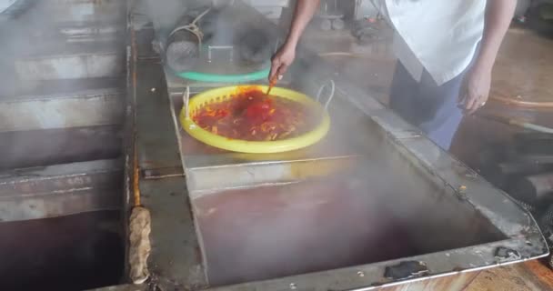Pracovník Přidává Barvu Krevety Při Vaření Aby Vypadaly Atraktivnější Pro — Stock video