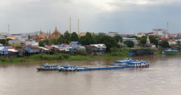 Duas Barcaças Areia Carregadas Areia Estão Ancoradas Longo Rio Mekong — Vídeo de Stock