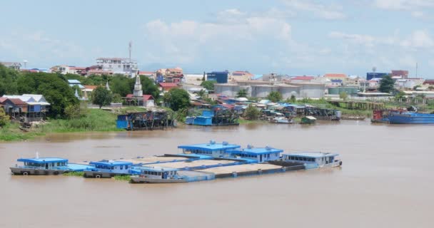 Langs Mekong Rivier Phnom Penh Liggen Drie Zandbakken Vol Zand — Stockvideo