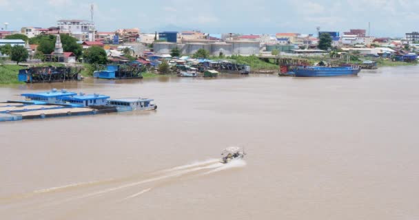 Malý Motorový Člun Plující Řece Mekong Dredging Equipment Backkdrop — Stock video