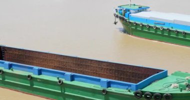 Phnom Penh - Kamboçya - 09- 12- 2023; Mekong Nehri 'nden yüklü bir mavna daha geçiyor.