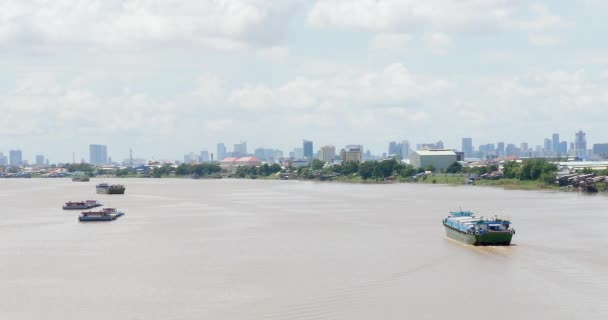 Achteraanzicht Van Druk Vaarverkeer Mekong Rivier Phnom Penh Hoofdstad Als — Stockvideo