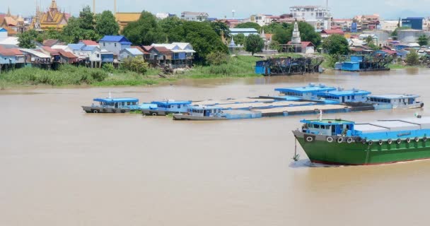 Phnom Penh Camboya 2023 Barcaza Cargada Navegando Río Mekong Dos — Vídeo de stock