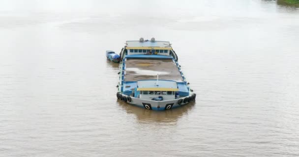 Barcaza Sang Cargada Arena Está Amarrada Largo Del Río Mekong — Vídeos de Stock