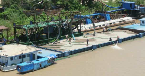Phnom Penh Camboya 2023 Vista Barcaza Encuentra Orilla Del Río — Vídeo de stock