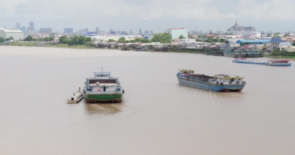 Vista Traseira Duas Barcaças Vazias Navegando Rio Mekong Phnom Penh — Vídeo de Stock