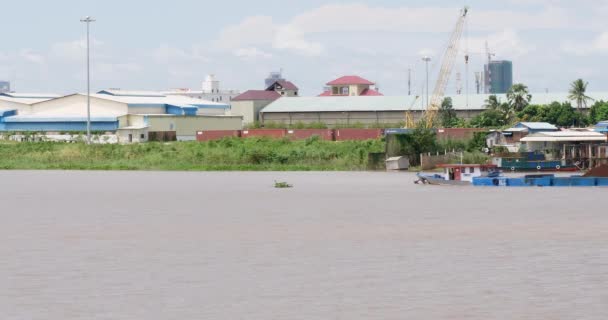 Den Sand Gruvdrift Pråm Seglar Floden Med Industrizon Bakgrunden — Stockvideo
