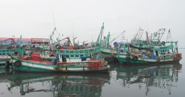 Odraz Rybářských Lodí Kotvících Mořském Rybářském Přístavu Vlní Vodě — Stock video