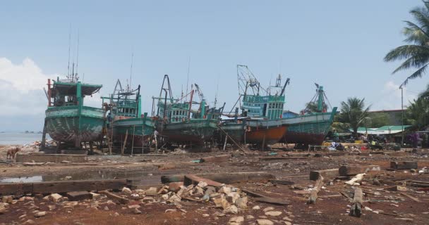 Barcos Pesca Sentam Estaleiro Beira Mar Passando Por Reparos — Vídeo de Stock
