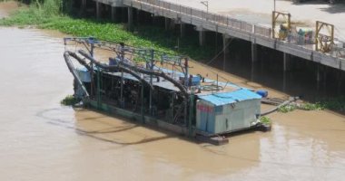 Phnom Penh - Kamboçya - 07- 12- 2023; Dredging pompalama ekipmanları mavnadan kumu boşaltmak için kullanılır.