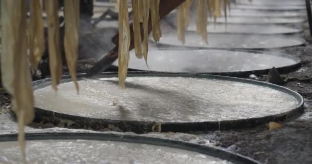 뜨거운 우유가 식으면 표면에 형성됩니다 노동자는 사용하여 부분으로 나누고 대나무 — 비디오