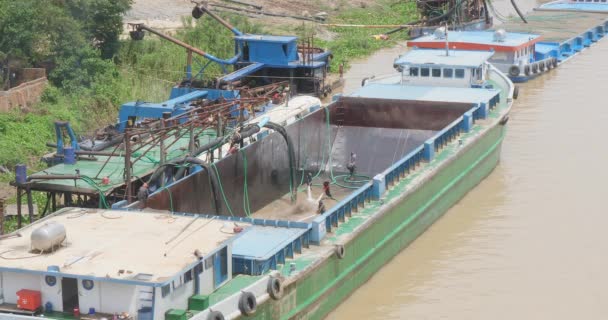 Phnom Penh Cambodgia 2023 Barja Este Poziționată Malul Râului Procesul — Videoclip de stoc