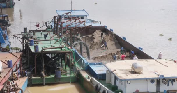 Phnom Penh Kambodja 2023 Pråmen Placerad Vid Flodbanken Sandlossningsprocessen Närmar — Stockvideo