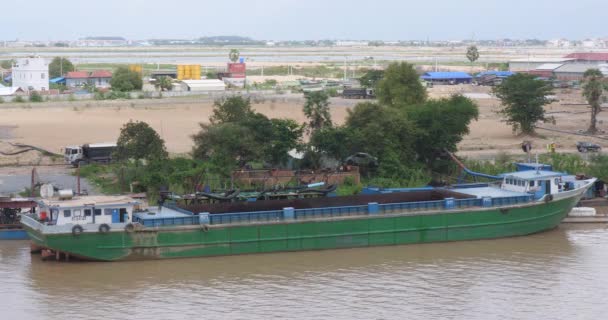 Phnom Penh Kambodscha 2023 Leere Sandkähne Stehen Flussufer Lkw Fahrt — Stockvideo