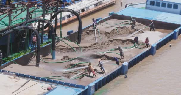 Phnom Penh Camboja 2023 Quando Barcaça Posicionada Margem Rio Trabalhadores — Vídeo de Stock