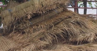 Yerdeki saman çatılardan uzaklaşın..