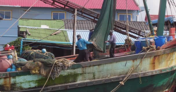 カンボジアのシアヌークビル 2023 漁船の甲板に魚の釣り網をチェックする漁師 — ストック動画