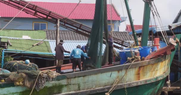カンボジアのシアヌークビル 2023 漁師は漁船の甲板に漁網を掃除しています — ストック動画