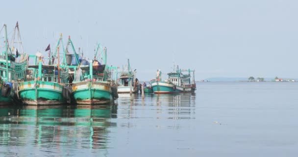 木漁船が漁港に近づく — ストック動画