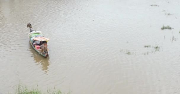 柬埔寨 2023 渔民从一艘小渔船向河里撒网 — 图库视频影像