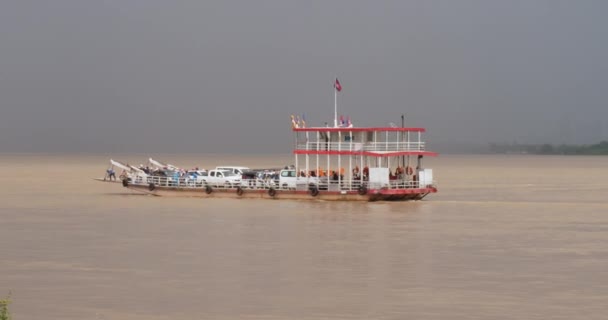 Färja Transporterar Bilar Och Passagerare Mekong Floden Med Dramatisk Himmel — Stockvideo