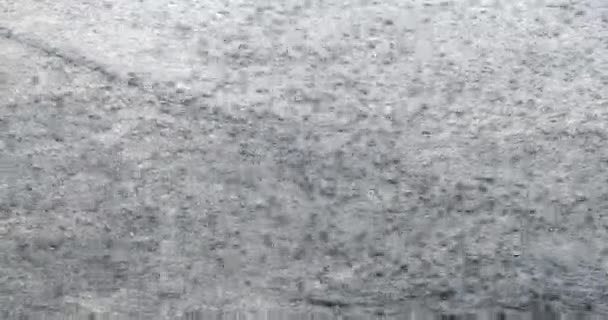 Bir Benzin Istasyonunun Zemininde Sağanak Yağmur — Stok video