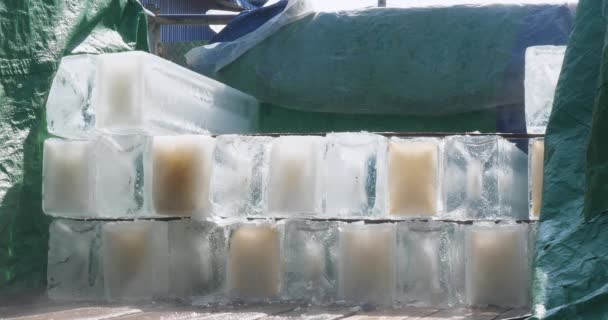 労働者は彼のピックで彼のトラックの背面から氷のブロックを荷を下ろす — ストック動画