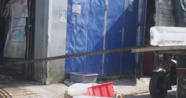 Bir işçi buz kalıbını tırabzandan soğuk bir yere kaydırabilir.