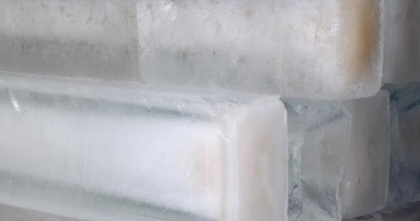 小さな寒い場所での氷の積み重ねの極端なクローズアップ — ストック動画