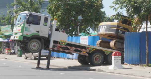 柬埔寨金边 2023 一辆挖掘机从停在路边的卡车上下来 — 图库视频影像