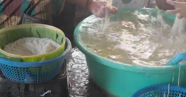 Vrouwen Reinigen Rijst Noedels Water Tonen Een Bamboe Mand — Stockvideo
