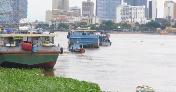 Malá Loď Táhnoucí Velký Člun Pomocí Druhé Lodi Řece Phnom — Stock video