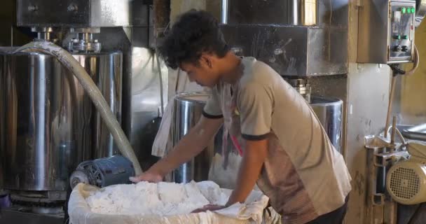Phnom Penh Cambogia 2023 Lavoratore Che Prende Pezzo Pasta Riso — Video Stock